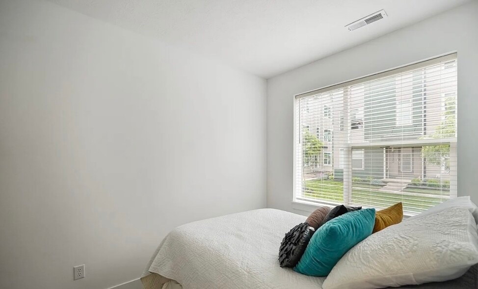 Building Photo - 2125 Coretta Way