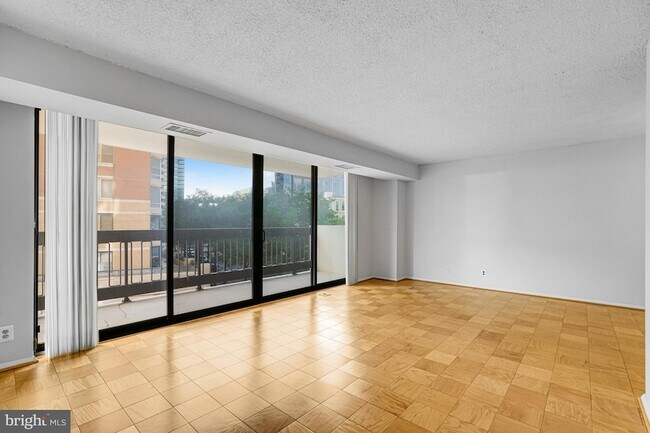 Building Photo - 3800 Fairfax Dr