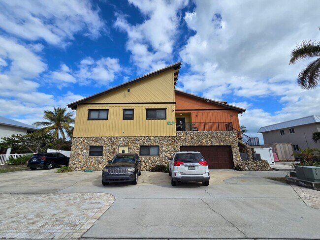 Building Photo - OCEANFRONT FURNISHED ANNUAL ONE BEDROOM ONE BATH