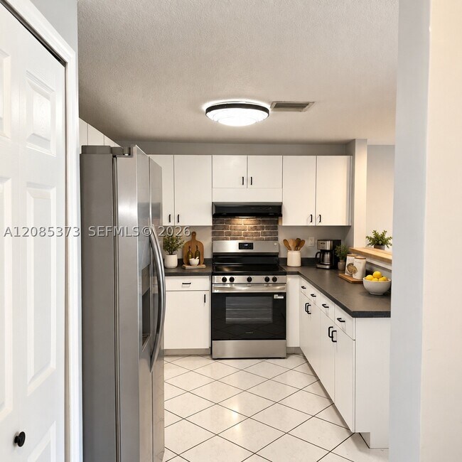 Building Photo - 10130 SW 154th Ct