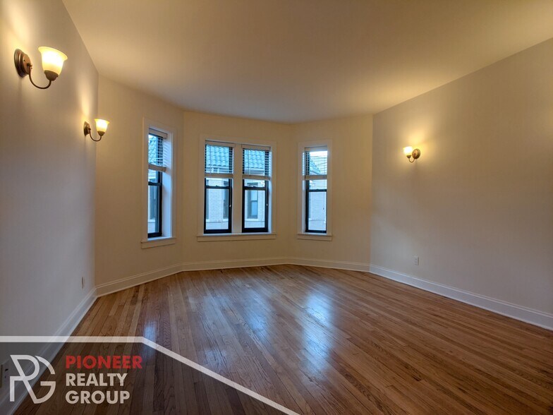 Building Photo - 4040 N Ashland Ave