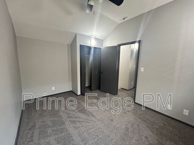 Building Photo - 1721 Ridgehaven Ct