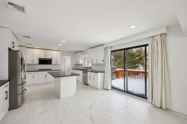 Building Photo - 11 Hudson Terrace