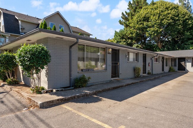 Building Photo - Renovated 2BR in Milwaukie