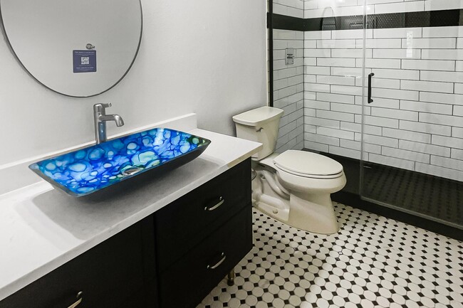 Building Photo - MOVE IN READY