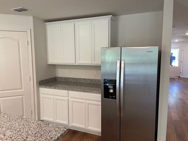 Building Photo - Like new 5/3/2 with screened in porch and much more...