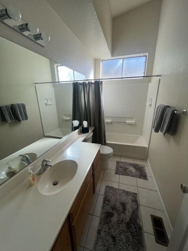 Building Photo - Clean Executive Rental Available Now