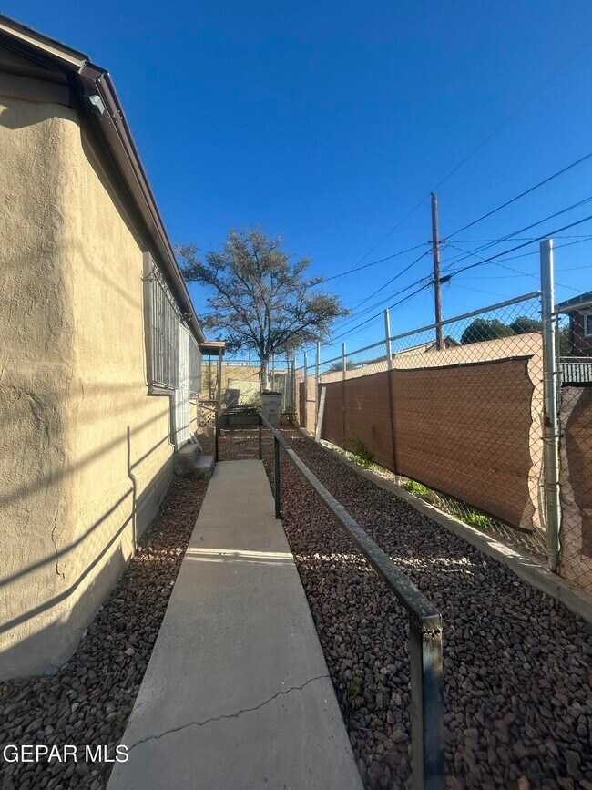 Building Photo - 1546 Upson Dr