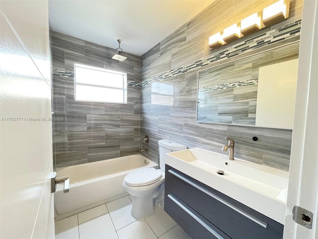 Building Photo - 211 E Riverbend Dr