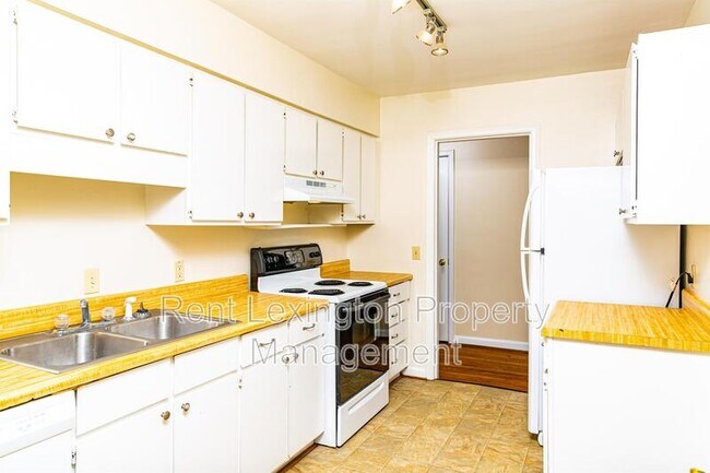 Building Photo - 657 Montclair Dr