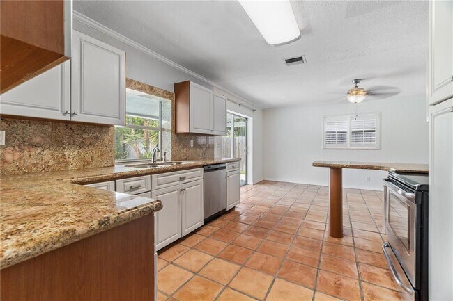 Building Photo - 5807 NE 21st Ave