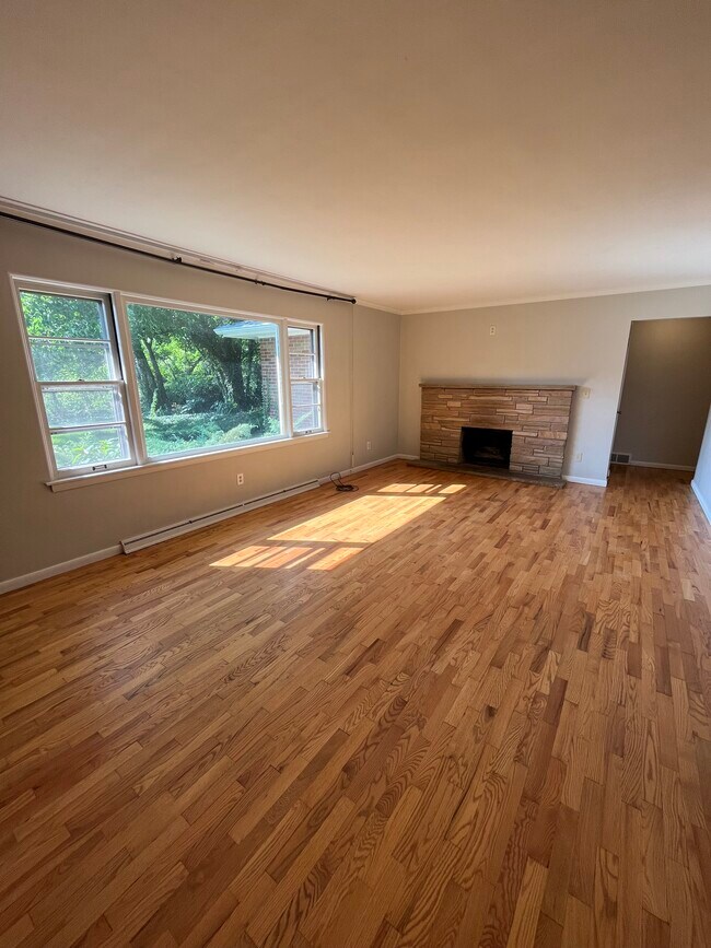 Building Photo - 2003 Lakeshore Dr