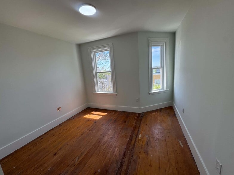 Building Photo - 454 E 6th St
