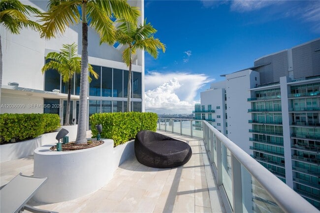 Building Photo - 1300 Brickell Bay Dr