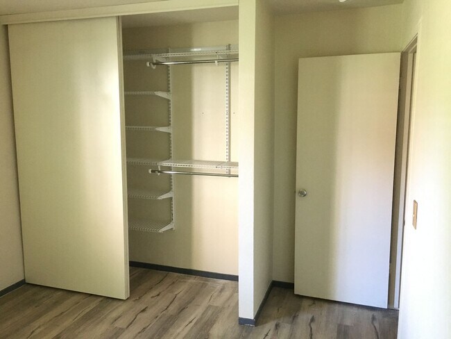 Building Photo - 3 bedroom 2 bath Windsong Condo ~ Includes...
