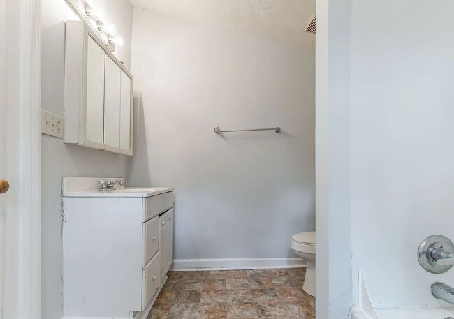 Building Photo - 3bd/2ba in the Heart of Oakland City and M...
