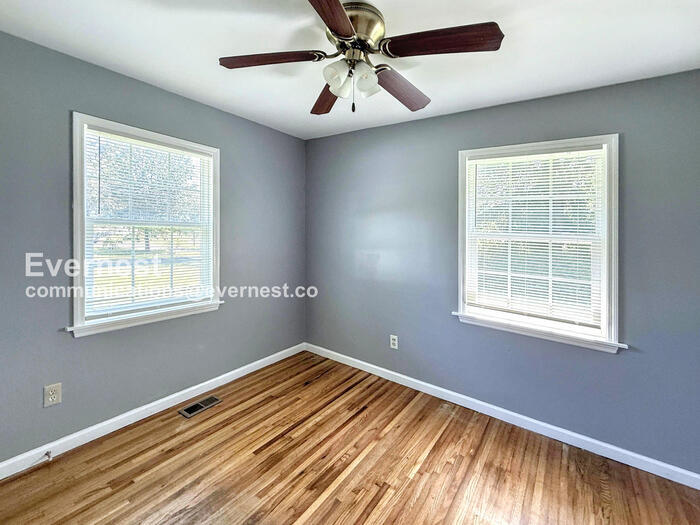 Building Photo - 2907 Lakeside Dr