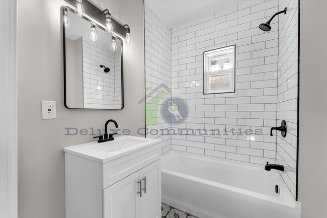 Building Photo - 724-724 Adams St SE