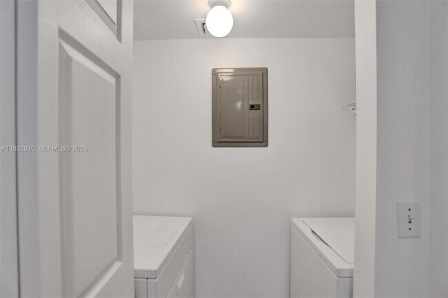 Building Photo - 17100 N Bay Rd