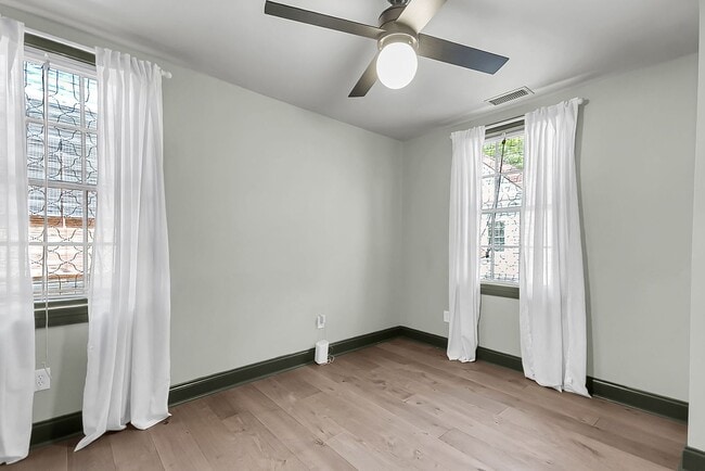 Building Photo - 3 Bedroom 2.5 Bath House in the hip Elliot...