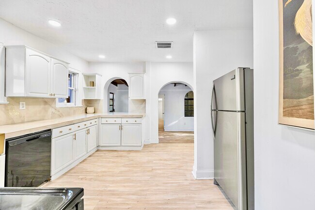 Building Photo - 1139 Venetia Ave