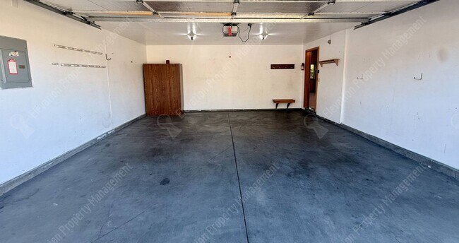 Building Photo - Single-Level Living in a Prime NE Bend Location