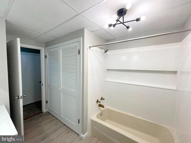 Building Photo - 10960 Earnshaw Ln