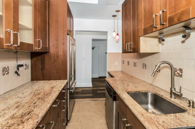 Building Photo - 67-25 Clyde St