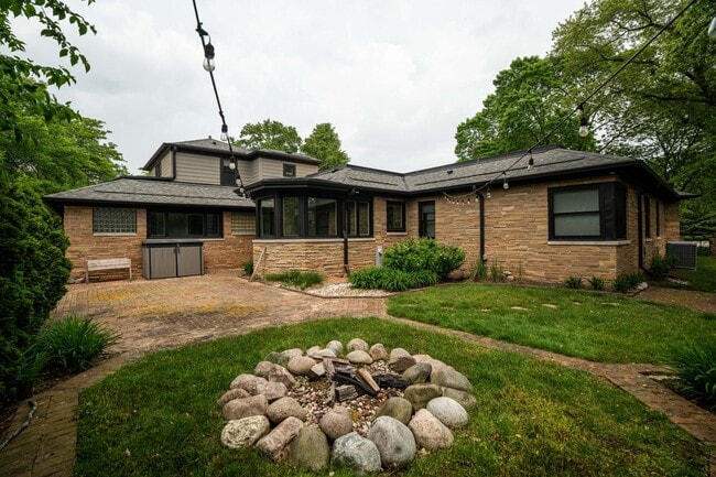 Building Photo - 4515 N Lake Dr