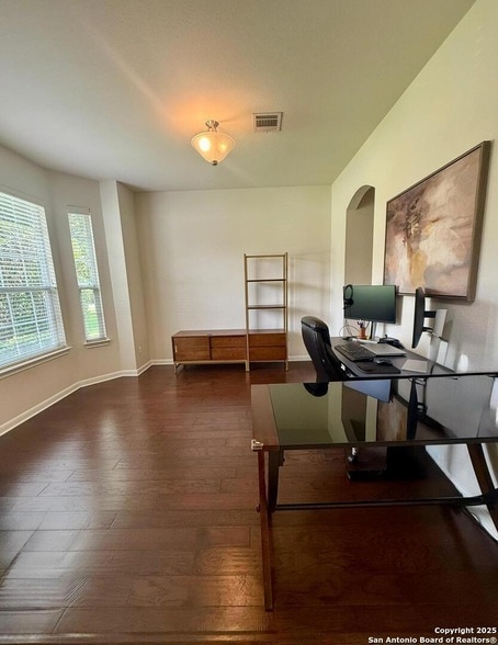 Building Photo - 510 Roble Fino