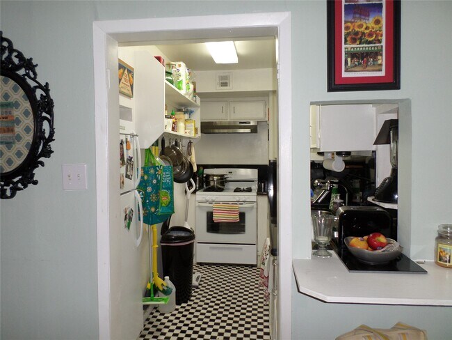 Building Photo - 1715 Banks St