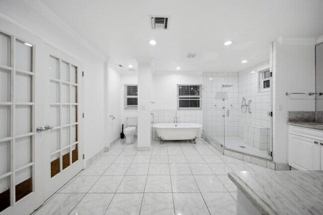 Building Photo - 4020 NW 101st Dr