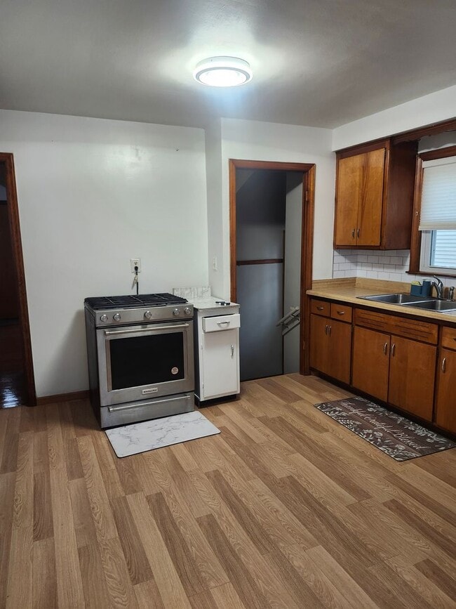 Building Photo - Single family home in great neighborhood!