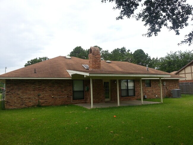 Building Photo - 5415 Bayou Dr