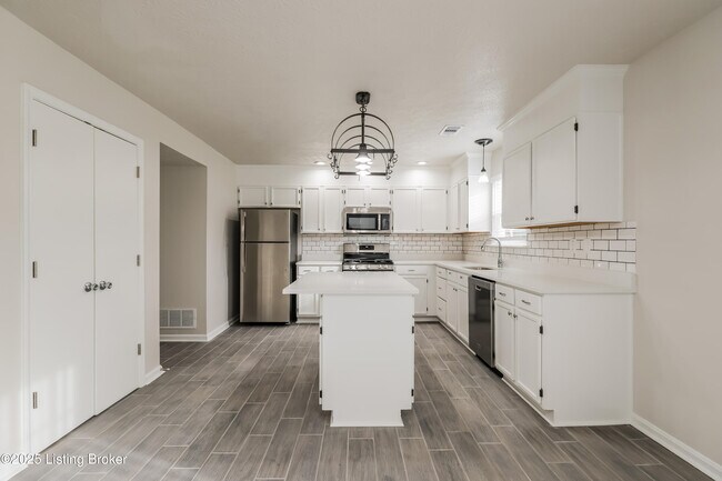 Building Photo - 10102 Spring Gate Dr