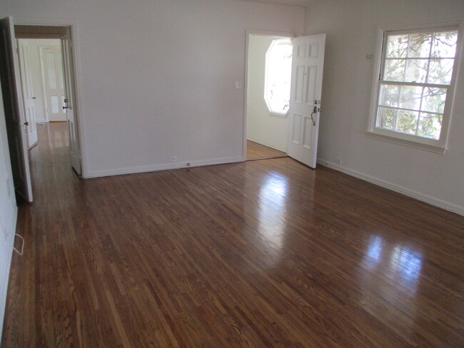 Building Photo - 1002 Tiverton Ave