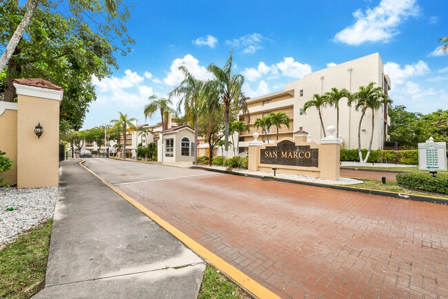 Building Photo - 8860 Fontainebleau Blvd