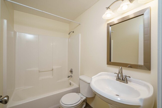 Building Photo - 4 Bedroom 2.5 Bath with Fenced Backyard in Camas School District