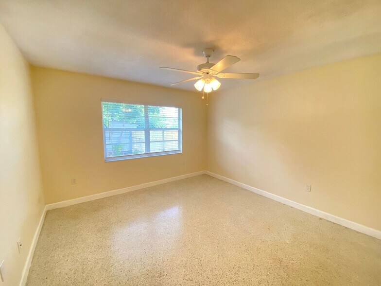 Building Photo - Enjoy Downtown living in this 2/1 Duplex!!