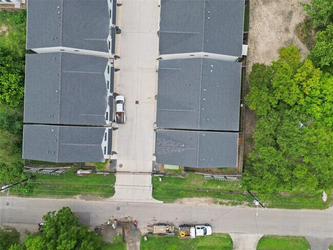 Building Photo - 6423 Highland Pine Ln