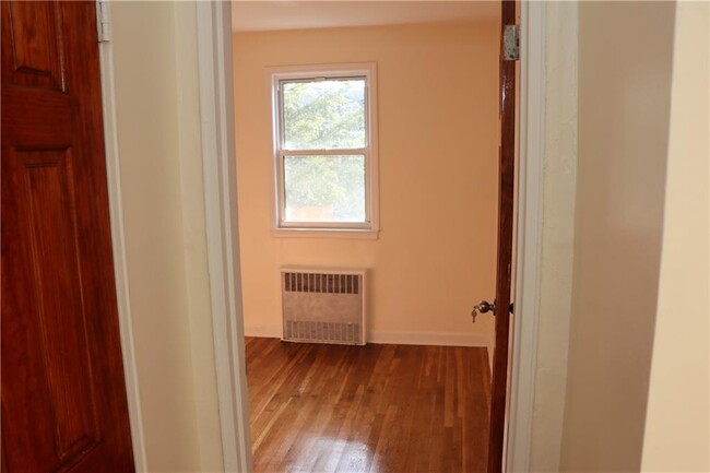 Building Photo - 921 E 86th St
