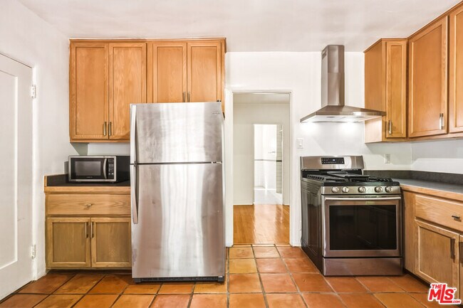 Building Photo - 2613 Cloverfield Blvd