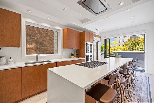 Building Photo - Gorgeous, Spacious 4BR with Updated Kitche...