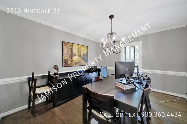 Building Photo - 2913 Hinsdale St