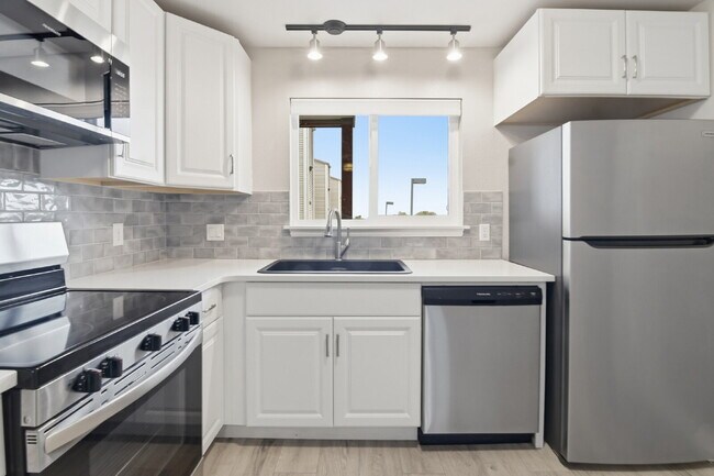 Building Photo - $1,495.95 - 1 Bed, 1 Bath Updated Unit in Westminster with In Unit Washer/Dryer!
