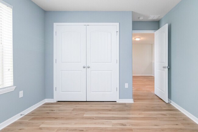 Building Photo - Stunning 4bed /3.5 bath Home For Rent at W...