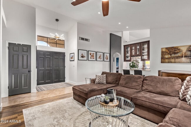 Building Photo - 2555 N Tamarisk St