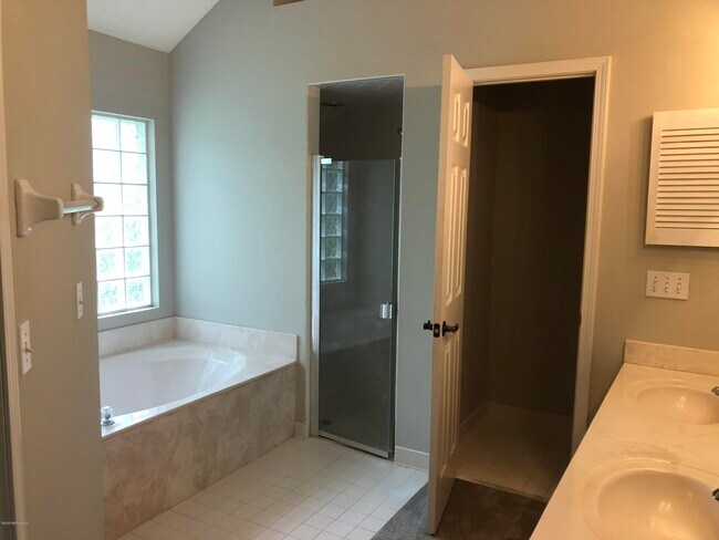Building Photo - 2016 Water Crest Dr
