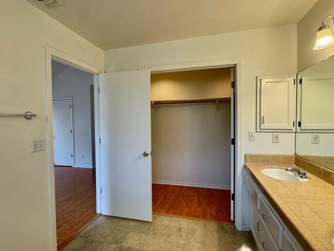 Building Photo - Adorable Home Available Now in Davis!
