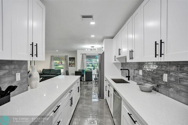 Building Photo - 909 SW 16th St